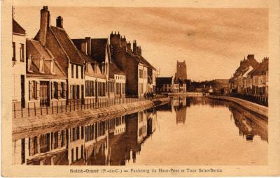 On se trouve ici dans le faubourg du Hautpont, cette rue tient son nom du fait de la profession de ses habitants ils étaient nombreux à construire des bateaux.